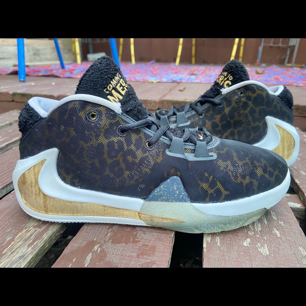 Nike Black and Gold Women's Shoes